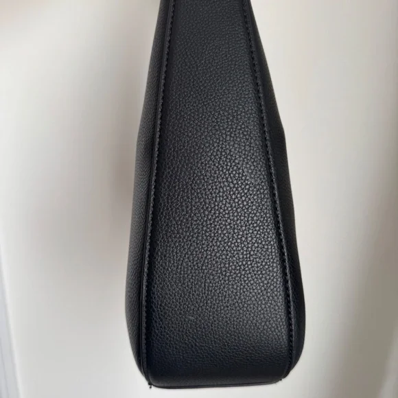 🖤 DKNY Black Hobo Shoulder Bag with Heart Pouch — New - Picture 3 of 8